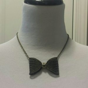 Bow necklace